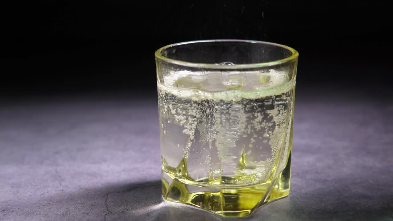 verter una bebida gaseosa en un vaso