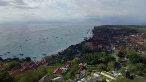 Nusa-Lembongan-Luftaufnahme-Des-Strandes-Und-Des-Riffs-An-Einem-Heißen,-Sonnigen-Tag