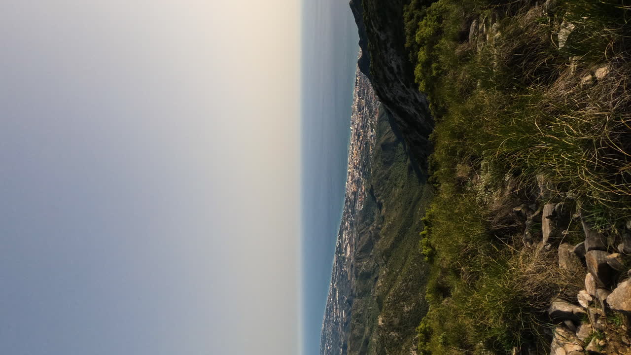 여름에 산을 하이킹하는 4k 세로 샷