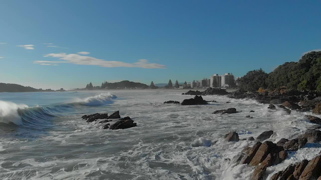 공중 슬로우 모션: 바위 위로 부서지는 파도