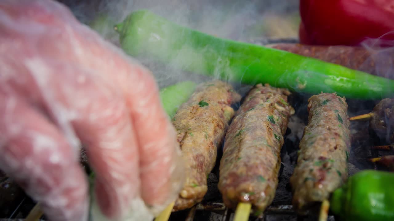 뜨거운 bbq 그릴에서 다양한 종류의 고기를 요리하는 과정에서 방출되는 연기의 영화