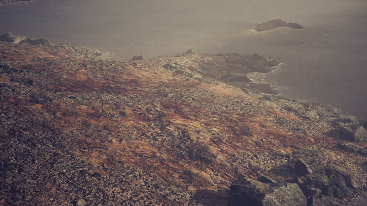 река течет из горного озера.