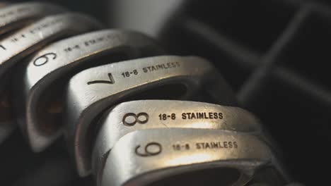 disparo estático de una gama completa de hierros de golf en exhibición dentro de una bolsa de golf
