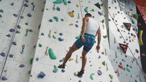 personas en un centro de pared de escalada