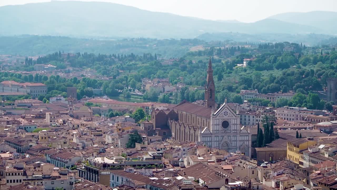 vista aérea de 4k de la basílica de santa maria novella en florencia