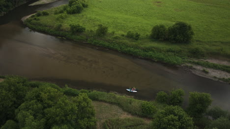 Kayakistas-Aislados-En-El-Río-Cerca-De-Oronoco-En-El-Condado-De-Olmsted,-Minnesota,-Estados-Unidos