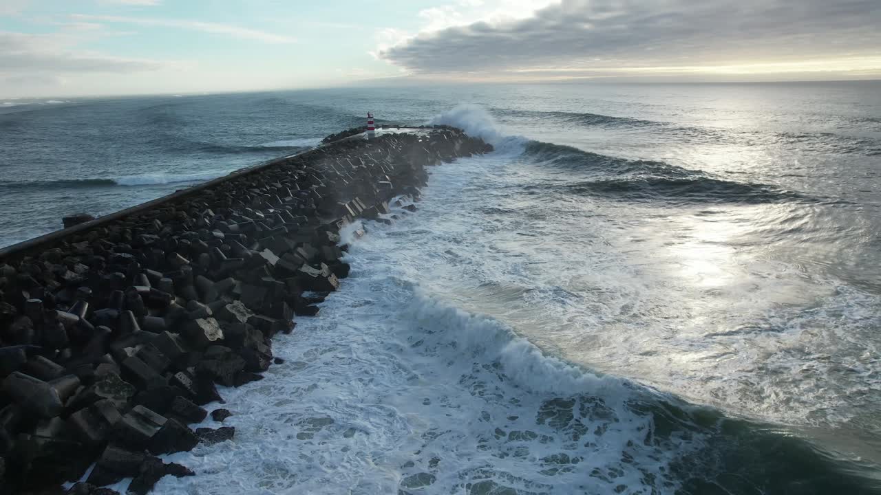 파도가 해안에 부서지는 바다