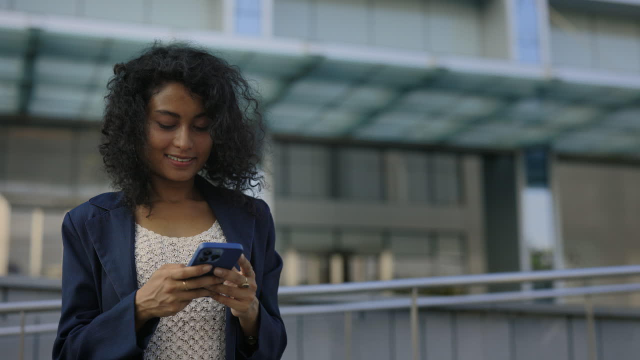 Donna d'affari che usa lo smartphone all'aperto