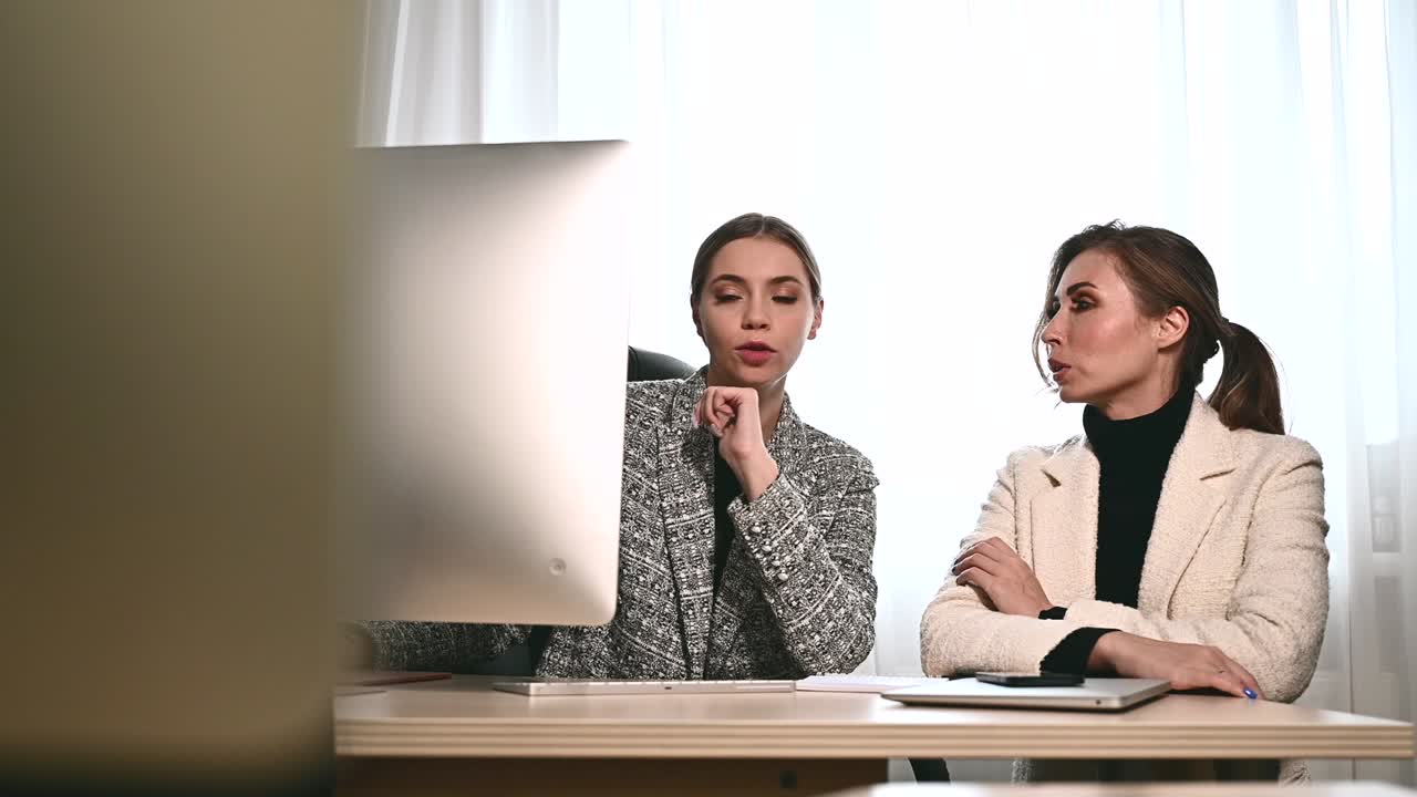 mujeres jóvenes adultas atractivas trabajan juntas en la oficina en una reunión. un nuevo empleado consulta con un mentor y presenta un nuevo proyecto. concepto de espacio abierto para el trabajo en equipo