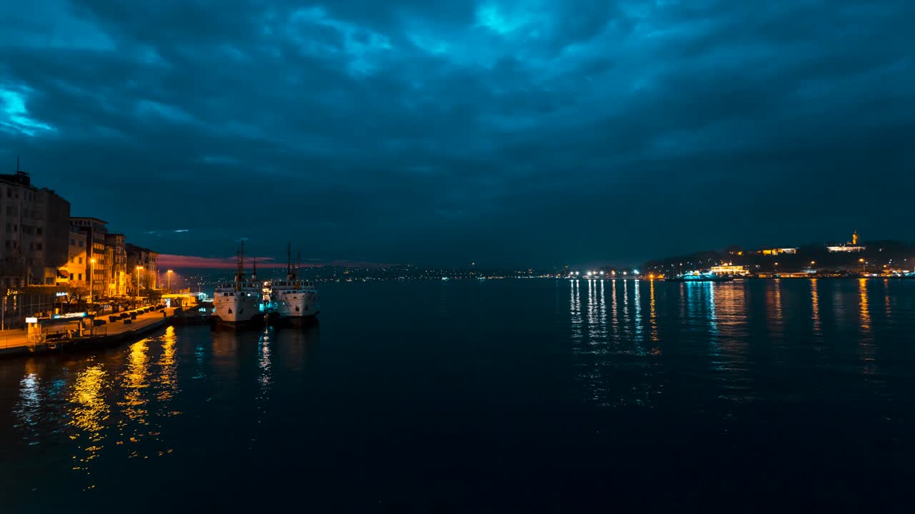 이스탄불의 오르타코이 모스크에서 해가 뜨는 모습