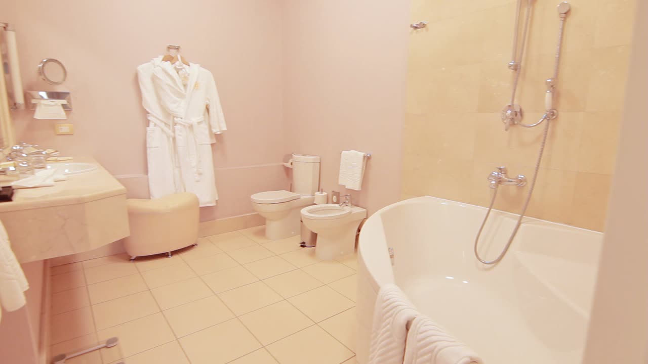 현대 호텔의 아파트에 있는 침실 인테리어. 침실에 있는 욕실 디자인