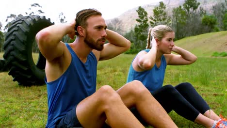 pareja haciendo abdominales crunches
