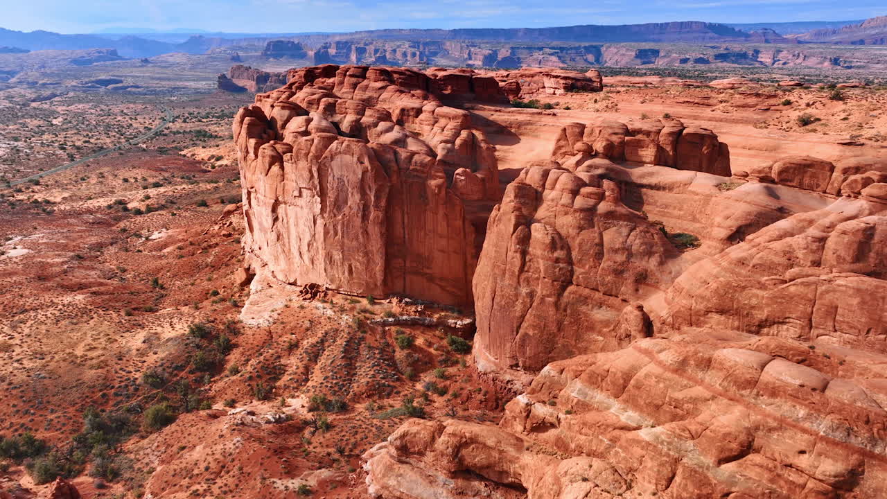 Flyv tættere på de store røde klipper med stejle vægge i den tørre ørken. Droneoptagelse over landskabet i Arches National Park, Utah, USA