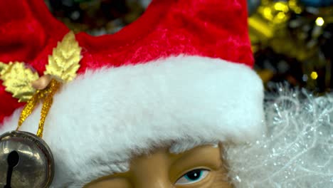 Weihnachtsmann-Spielzeug-Mit-Rotem-Hut-Und-Glöckchen,-Großer-Weißer-Bart,-Weihnachtsdekoration,-Traditionelle-Feiertagsgeschenke,-Neujahrsdekoration,-Glänzendes,-Farbenfrohes-Dekor,-Detaillierte-Nahaufnahme-Mit-Sanfter-Neigung,-4K-Video