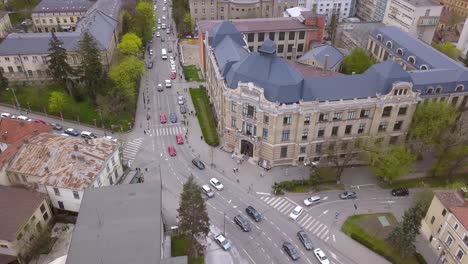 Weitwinkelaufnahme-Einer-Drohne-Aus-Der-Luft,-Die-Die-Wunderschöne-Architektur-Der-Alten-Welt-Von-Cluj-Napoca,-Rumänien,-Enthüllt