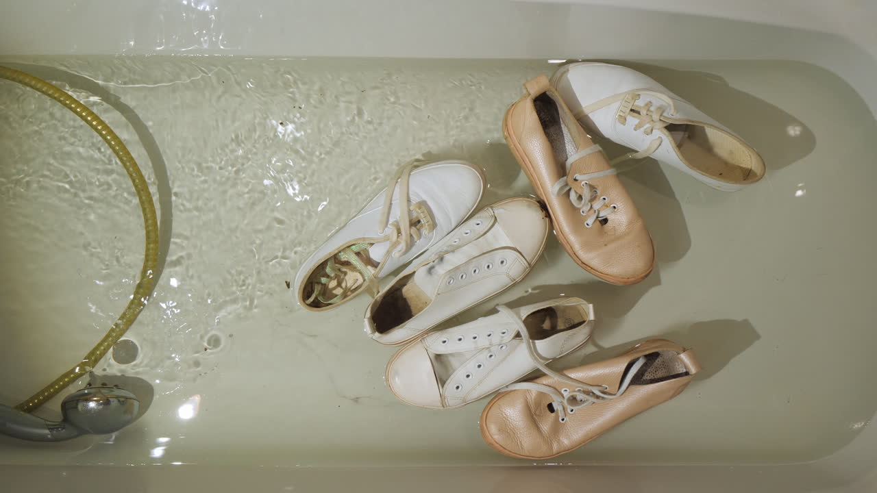 더러운 여자 신발이 욕조와 수액에 뜬다