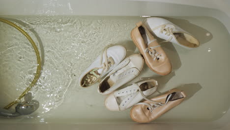 Schmutzige-Damenschuhe-Schwimmen-In-Der-Badewanne-Und-Sap