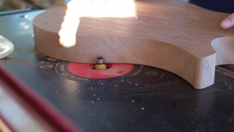 Fabricante-De-Guitarras-Redondeando-Los-Bordes-Del-Cuerpo-De-La-Guitarra-De-Madera-De-Caoba