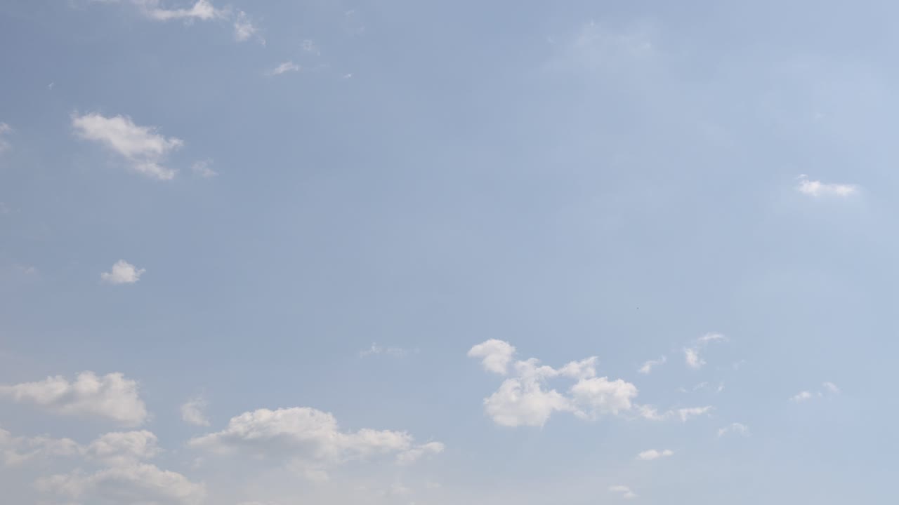 은 파란 하늘을 가로질러 떠다니는 구름