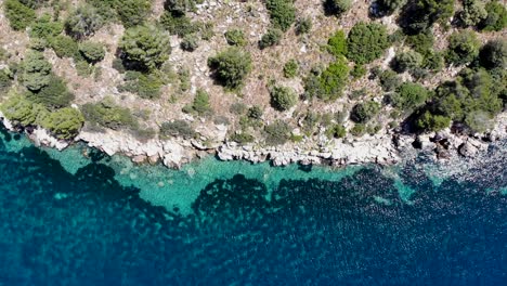 Overhead-Antenne-Von-Atemberaubendem-Azurblauem-Wasser-Und-Felsiger-Küste