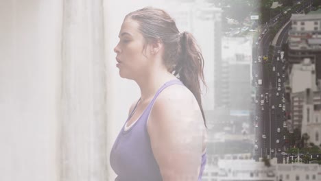 animación de procesamiento de datos sobre tamaño plus mujer caucásica haciendo ejercicio en la calle de la ciudad