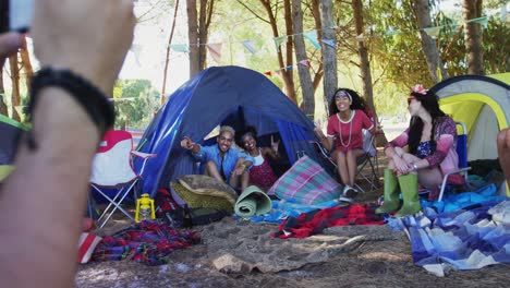 hombre haciendo clic en fotos de sus amigos con teléfono móvil en el festival de música 4k