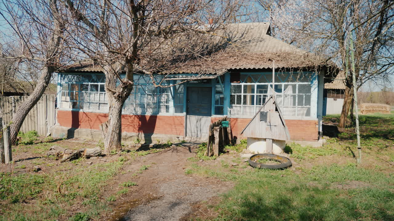 잠긴 우크라이나 마을의 오래된 버려진 집