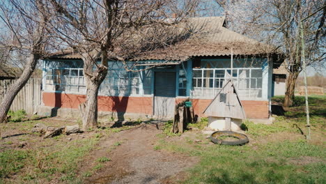 Ein-Altes-Verlassenes-Haus-In-Einem-Ukrainischen-Dorf-Verschlossen