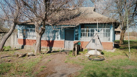 una vieja casa abandonada en un pueblo ucraniano encerrado