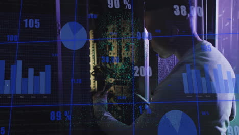 Animación-De-Diagramas-Y-Procesamiento-De-Datos-Sobre-Un-Trabajador-Afroamericano-En-La-Sala-De-Servidores