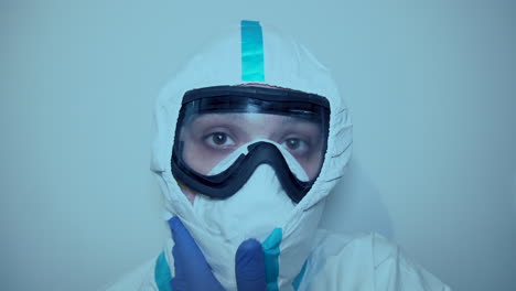trabajador de la salud con traje protector durante la pandemia - primer plano