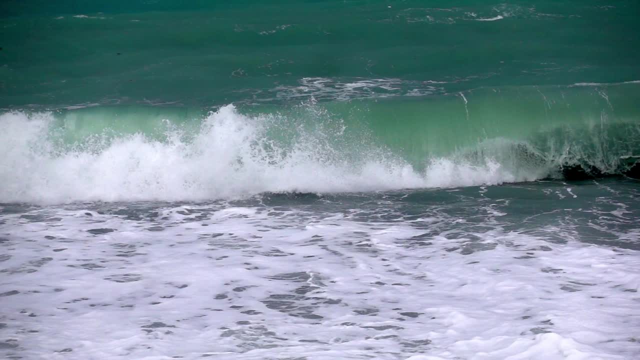 Powerful Ocean Waves Crashing on the Shore