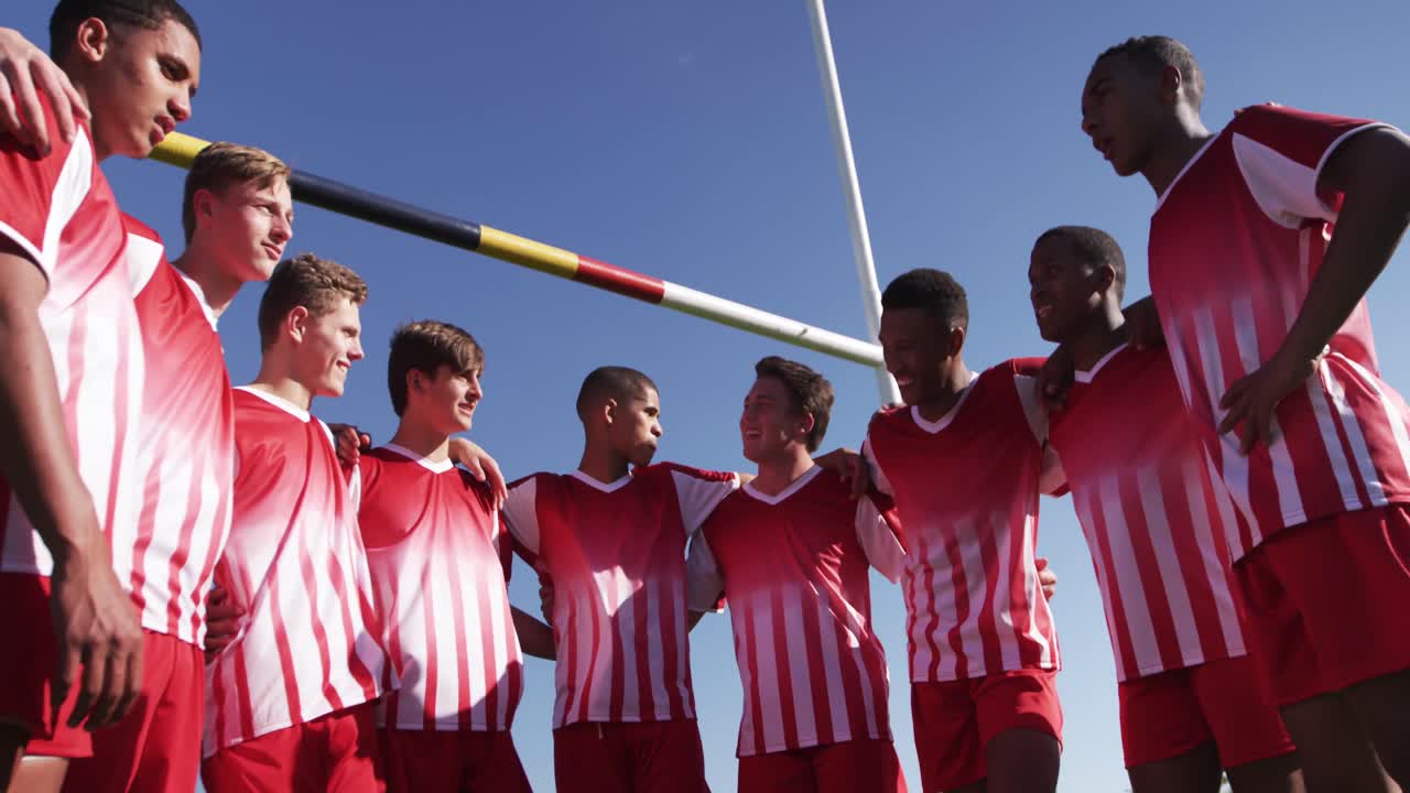 럭비 선수 들 이 경기장 에서 재회 하였다