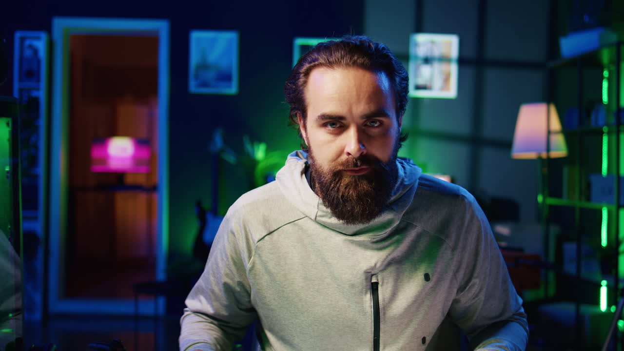 jugador sonriente teniendo una sesión de juego, concentrándose mientras compite en torneos multijugador