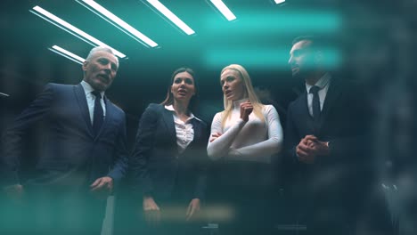la gente de negocios trabajando en una pantalla virtual