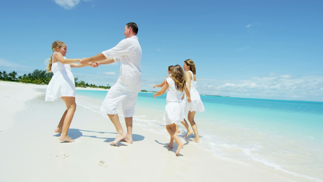 Liefdevolle Kaukasische familie heeft plezier op een tropisch strand