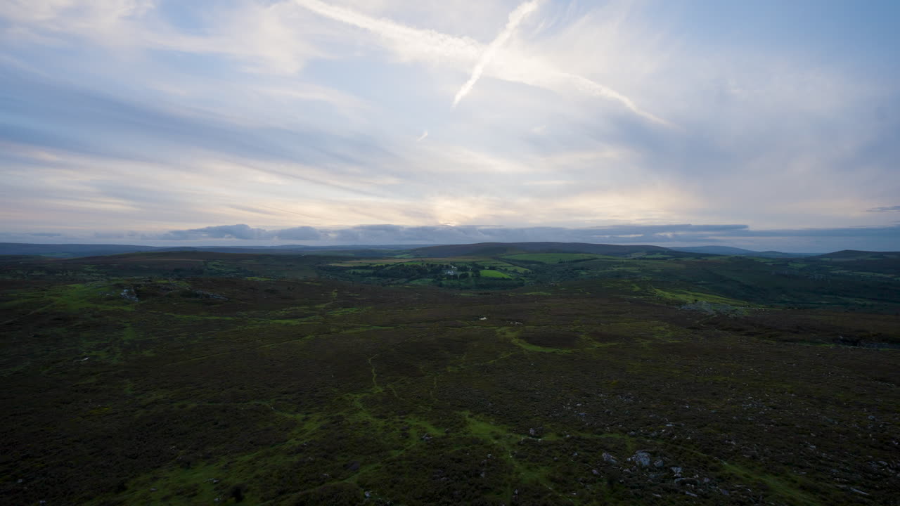 해가 뜨고 해가 지는 산의 경치 좋은 계곡
