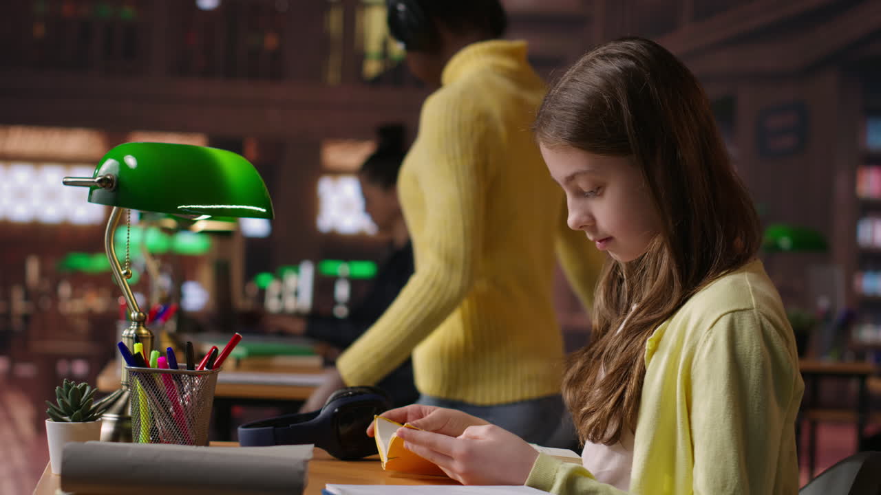 도서관에서 공부하는 소녀