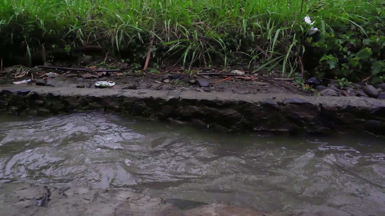 작은 하천이 넘쳐나고