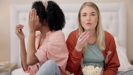 horror, televisión y mujeres amigas con palomitas de maíz