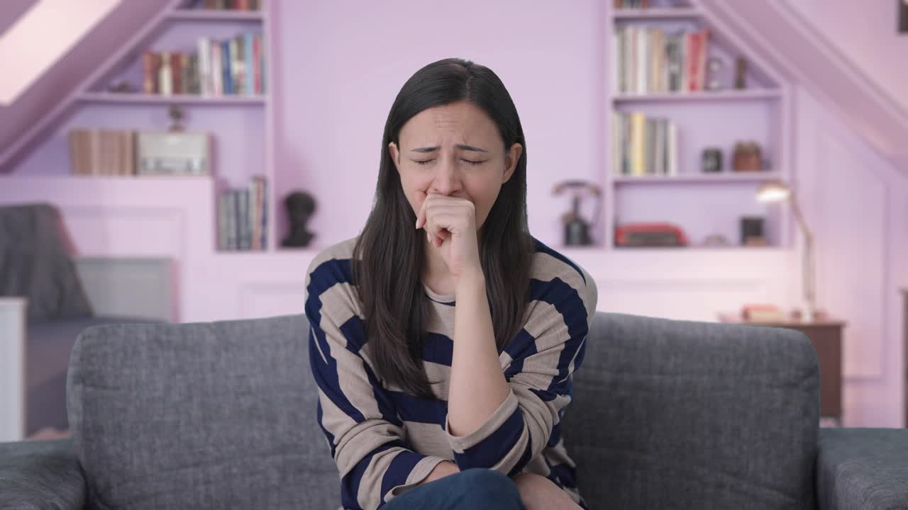 chica india cansada viendo la televisión