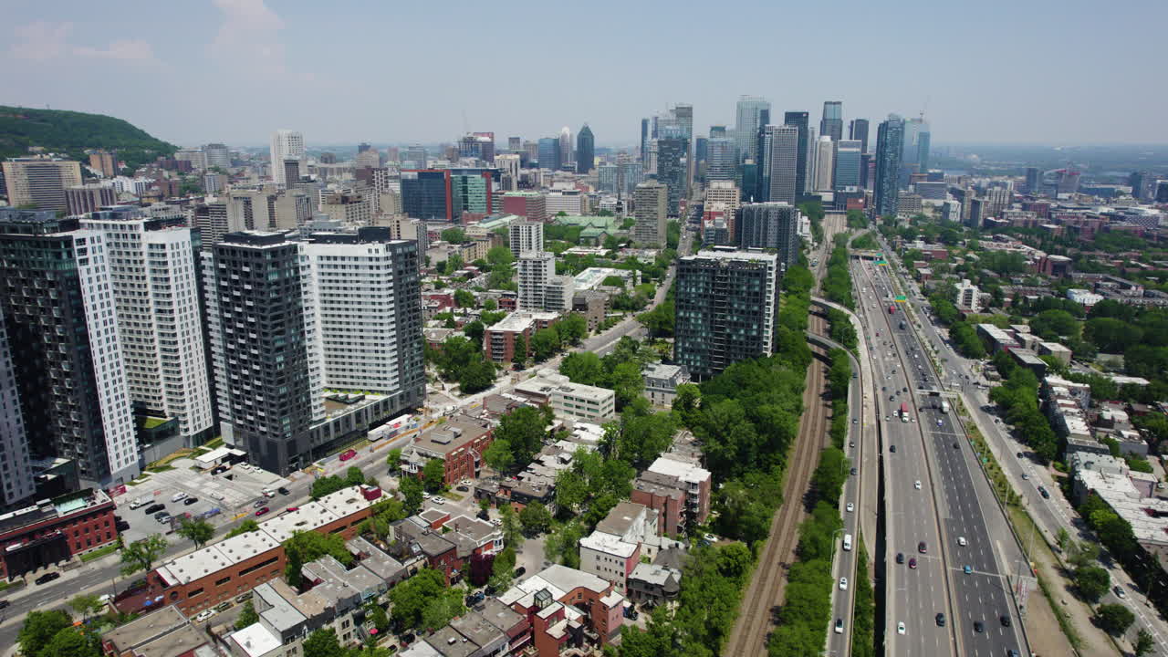⁇ 네시 마을과 빌-마리 거리를 내려다보는 항공 역사 촬영, 몬트리올의 여름
