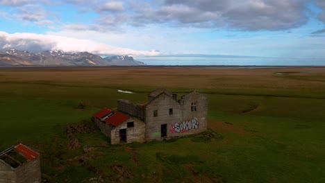 Volando-Alrededor-De-Las-Ruinas-De-Una-Granja-Antigua-Y-Solitaria-En-Islandia