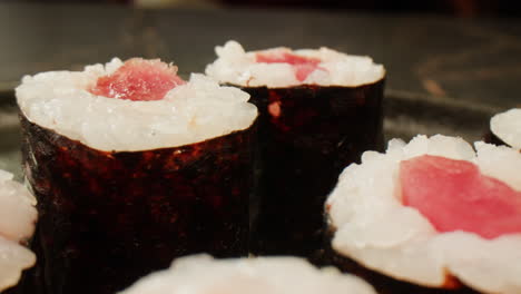 sushi de atún maki