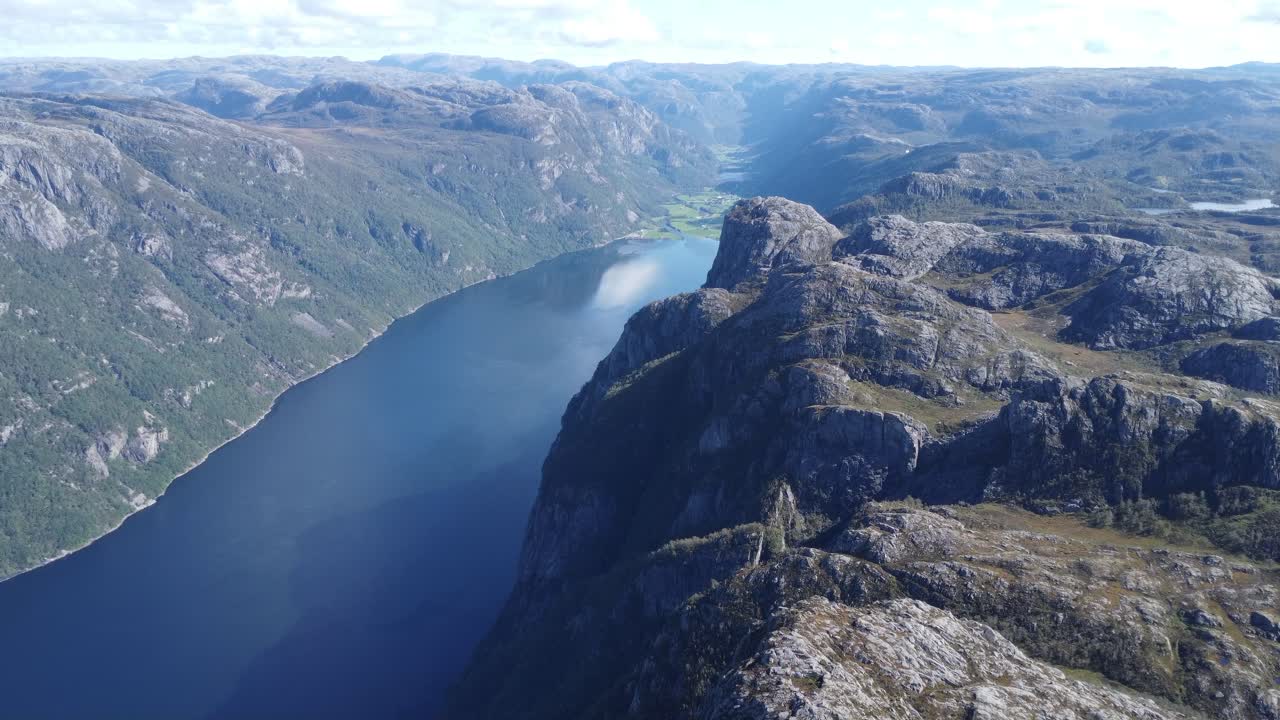 Drone flyver over norsk fjord – smuk udsigt