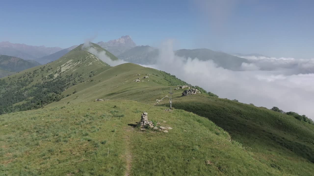 ubicación de toma aérea de drones montaña, bicicleta de montaña cuesta abajo, clima soleado y movimiento de abajo hacia arriba