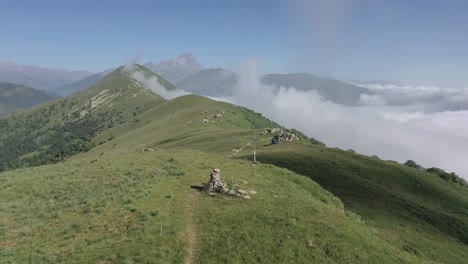 Luftdrohnenaufnahmeort-Berg,-Mountainbike-Abfahrt,-Sonniges-Wetter-Und-Bewegung-Von-Unten-Nach-Oben