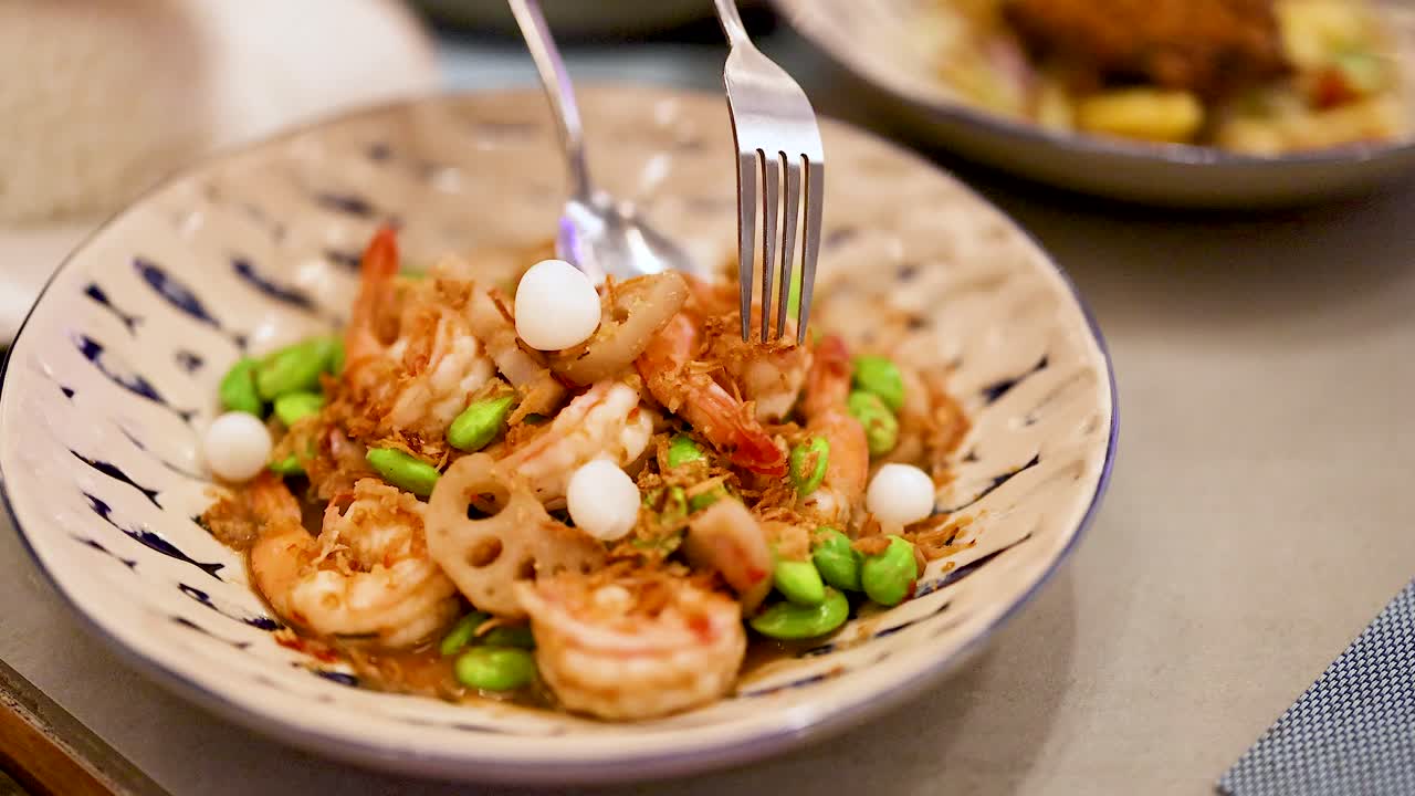 delicioso plato de camarón con verduras vibrantes