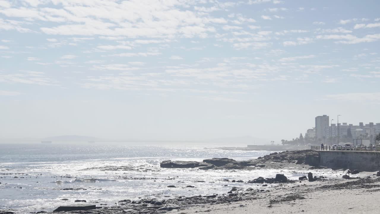Pantai Sea Point di bawah sinar matahari sore hari