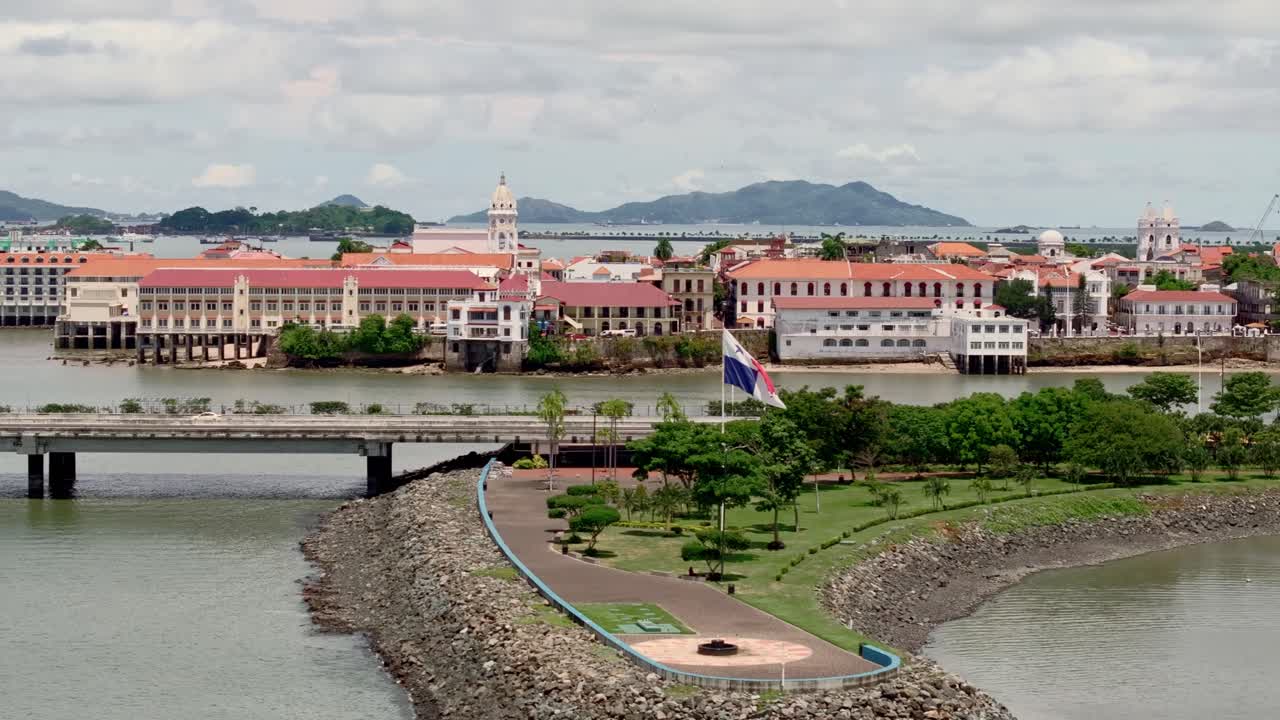 Casco Antiguo di Panama con la strada rialzata di Amador sullo sfondo